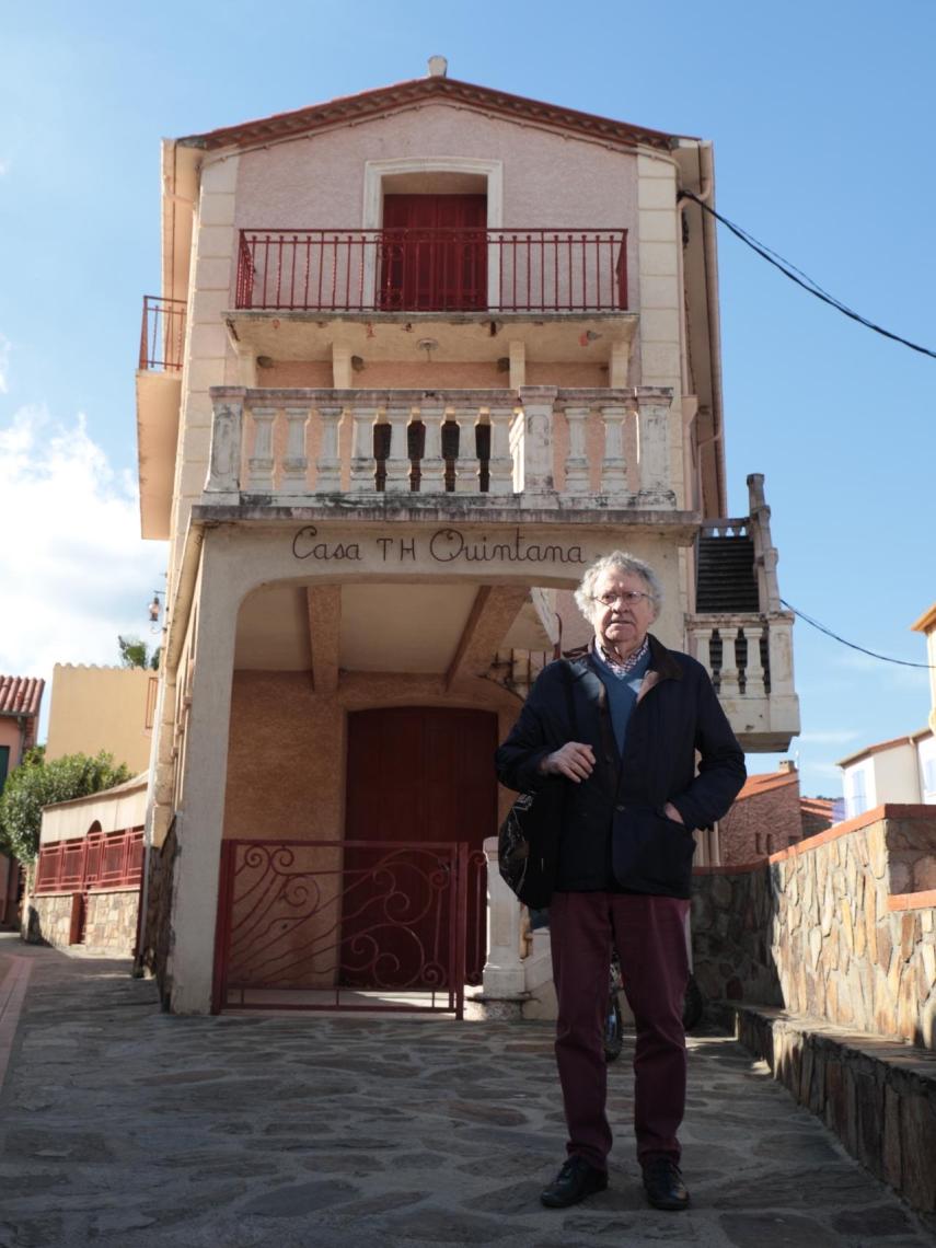 El hispanista Ian Gibson, delante del hotel donde murió Machado.