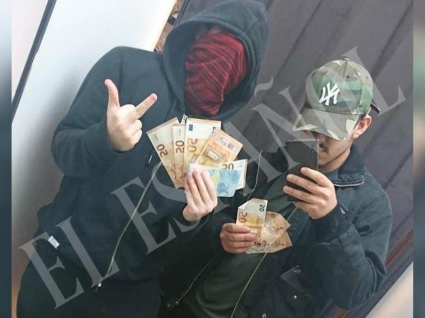 Los hijos de Juanjo le mandaron a su viuda, Yolanda, una foto en la que se mofan de ella con los 300 euros que cobran por orfandad al haber perdido a su padre.