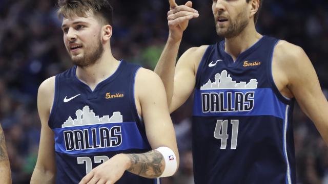 Doncic y Nowitzki durante un partido