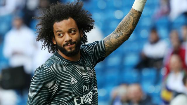 Marcelo calienta sobre el césped del Santiago Bernabéu