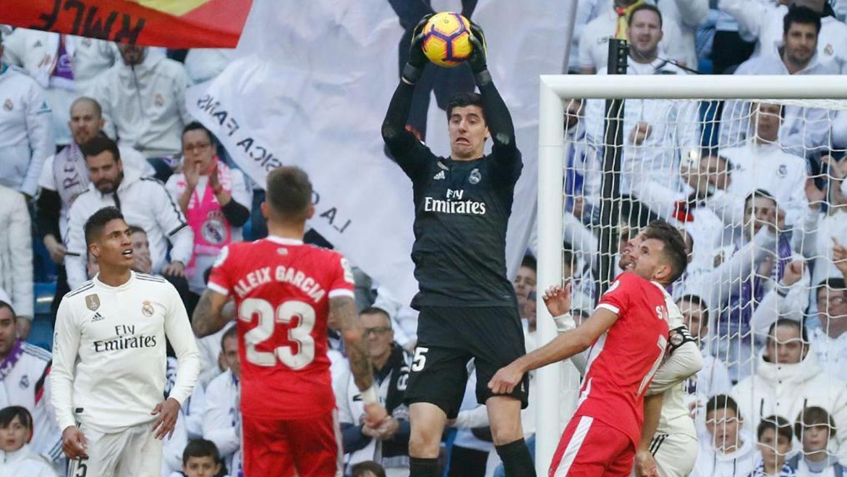 Courtois recoge un balón frente al Girona. Foto: Twitter (@thibautcourtois)