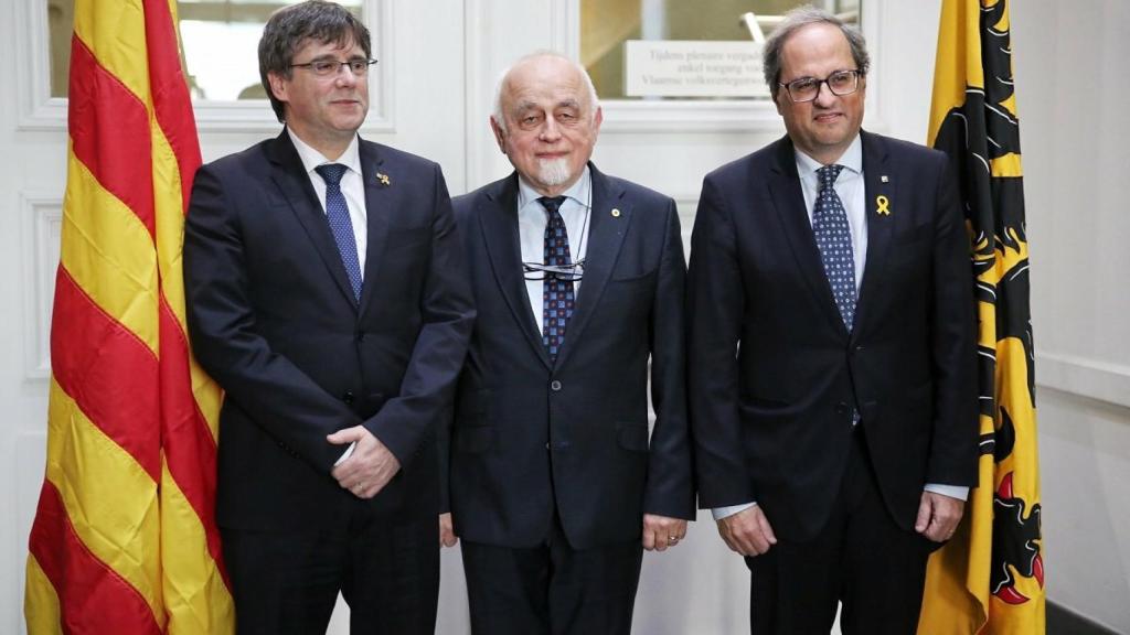 Carles Puigdemont y Quim Torra junto al presidente del Parlamento Flamenco, Jan Peumans.