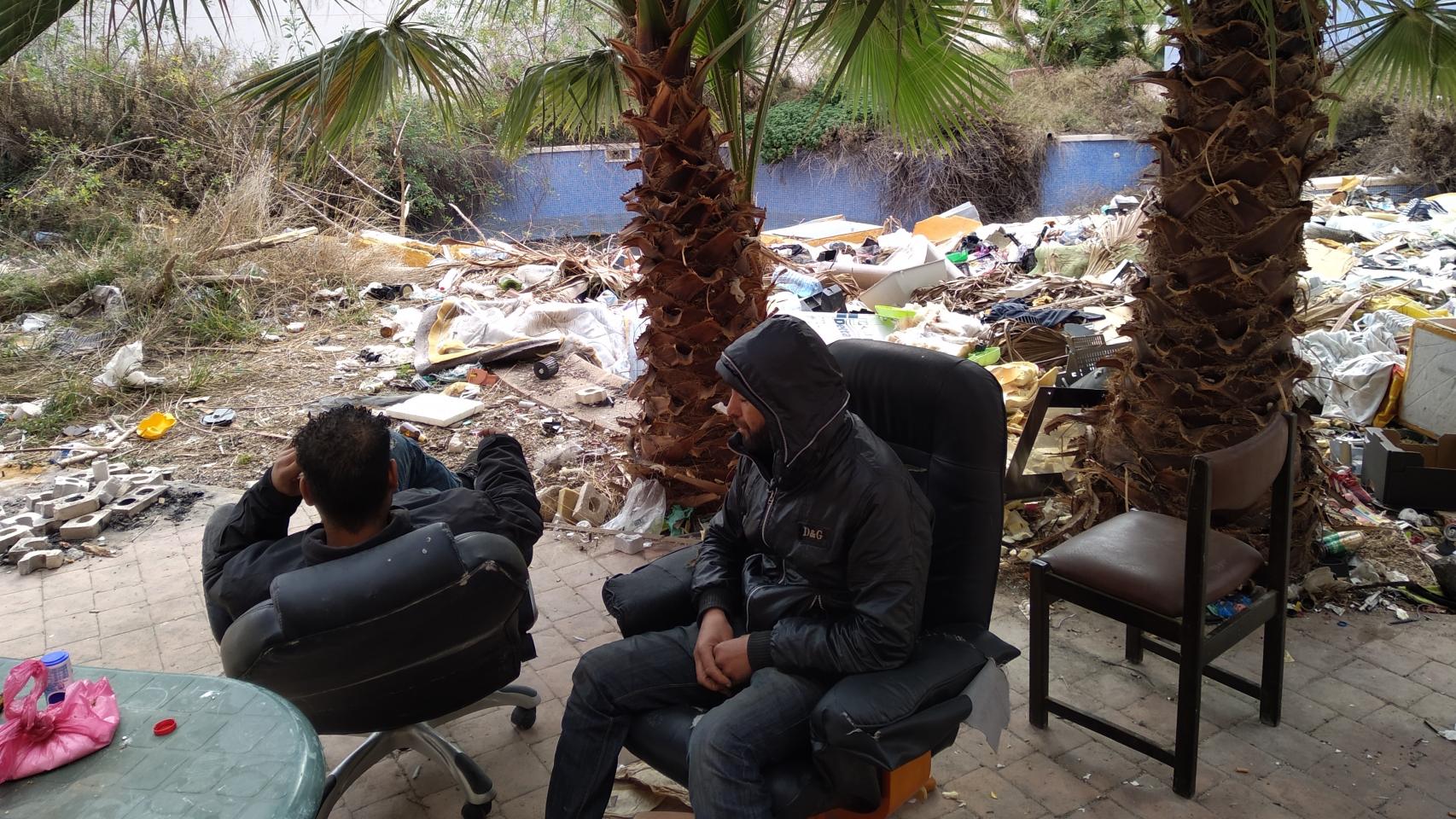 Abdelkader y Sliman, sentados en unas sillas que han cogido de la basura.