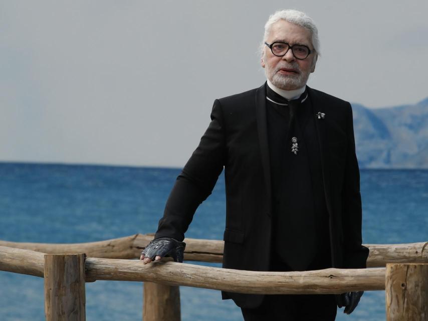 Karl Lagerfeld posando antes del desfile de Chanel de octubre de 2018.