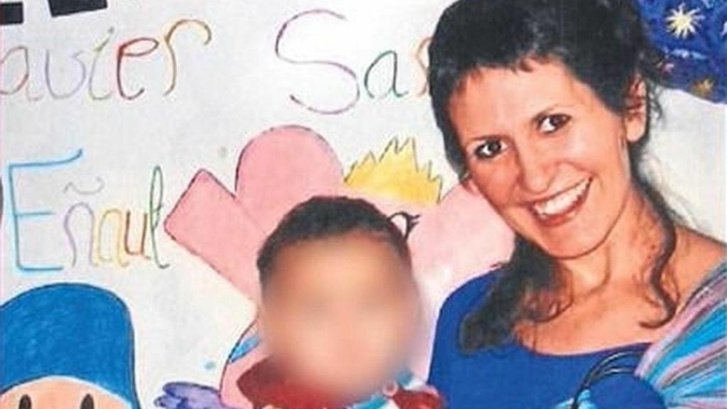 Sara Majarenas sostiene a su hija Izar.