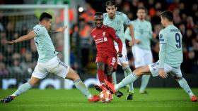 James y Lewandowski, en acción ante Naby Keita en el Liverpool - Bayern Múnich de Champions League