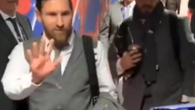 Messi y Suárez saludan al niño hospitalizado en Barcelona