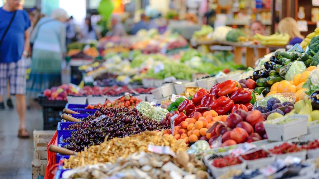 Un puesto en un mercado con productos saludables.