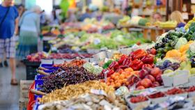 Un puesto en un mercado con productos saludables.