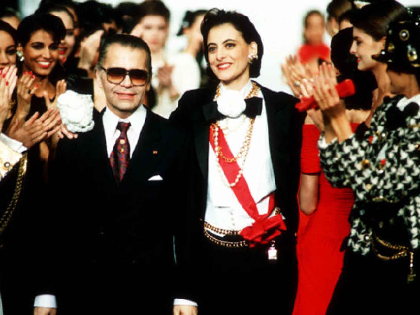 Karl Lagerfeld e Inés de la Fressange cerrando un desfile de Chanel de 1987.