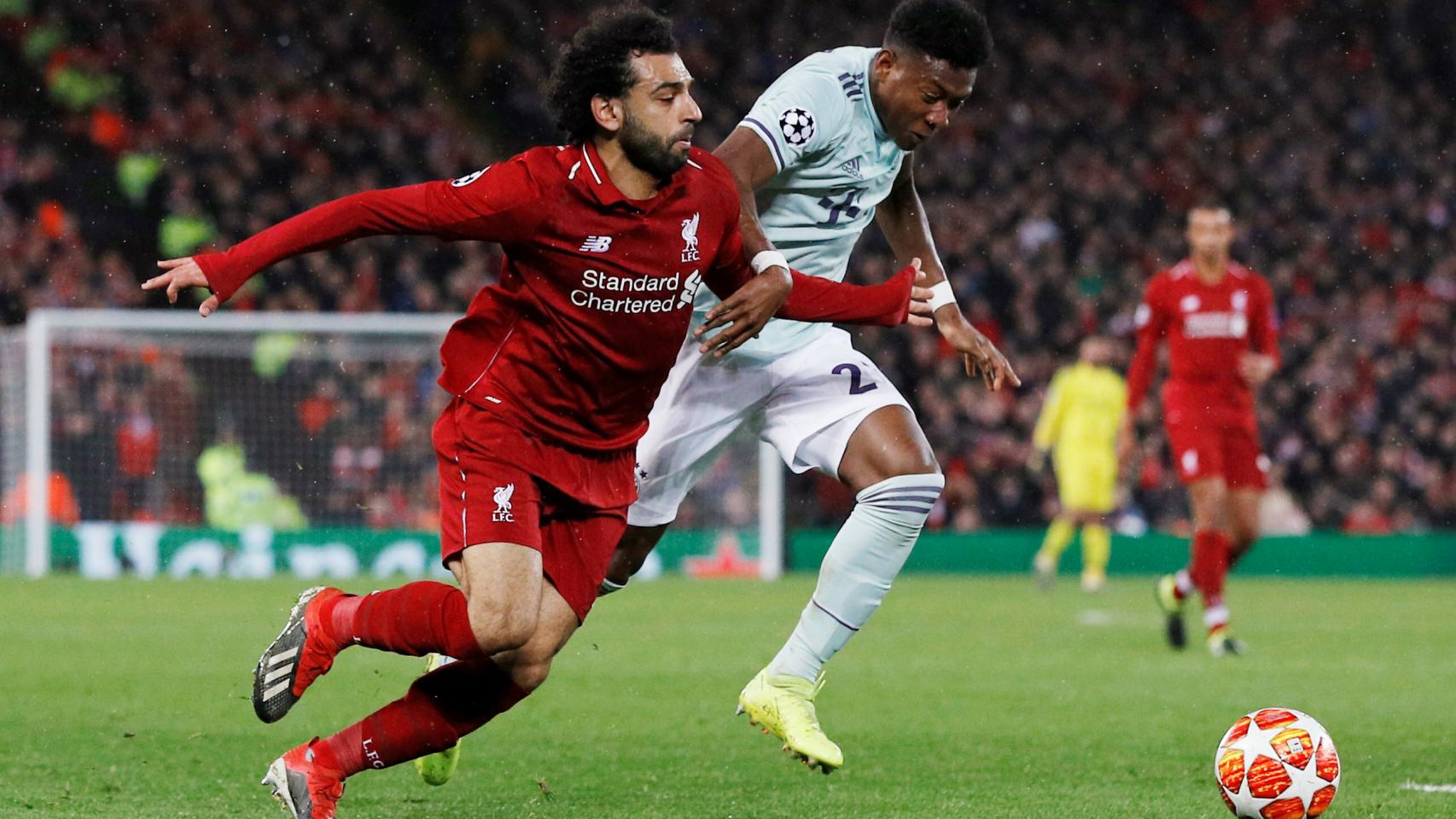 Salah pugna por un balón con Alaba