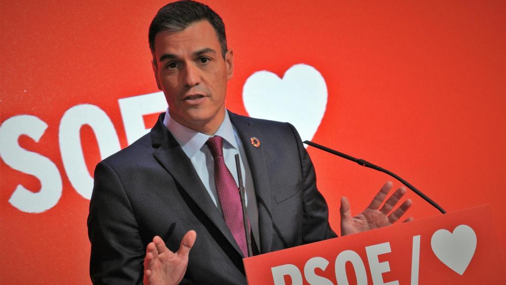 Pedro Sánchez, en el inicio de la campaña del 28-A, con el pin de la Agenda 2030 en la solapa.