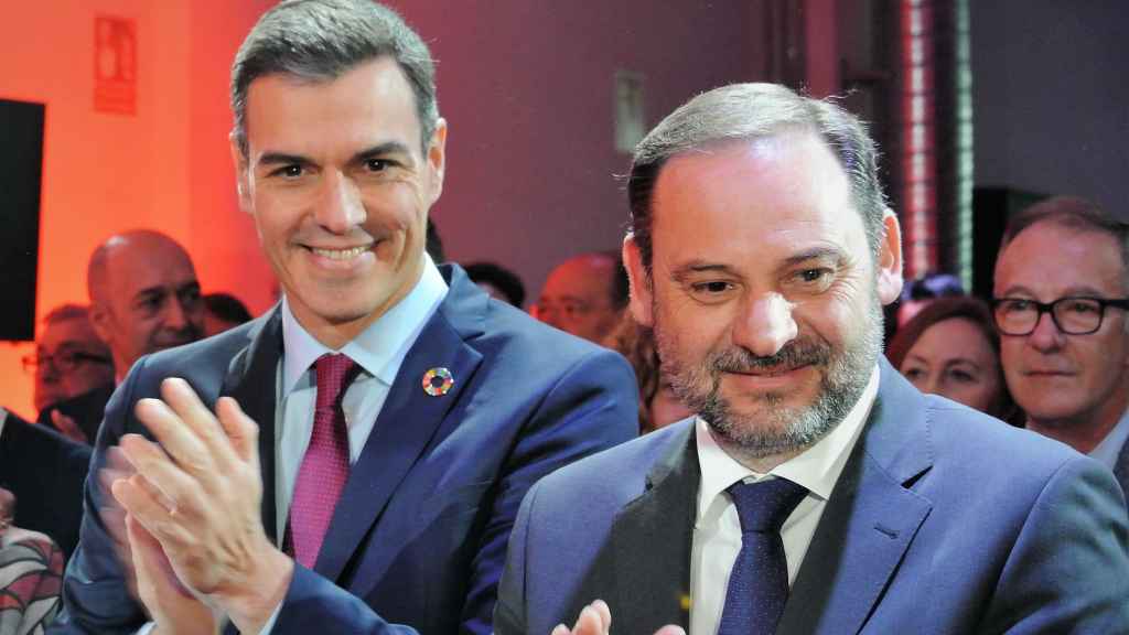 El ministro de Fomento, José Luis Ábalos, junto al presidente del Gobierno, Pedro Sánchez, y la presidenta del PSOE, Cristina Narbona.