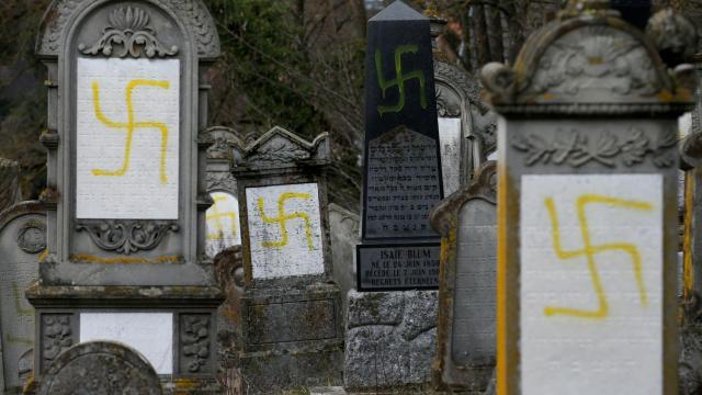 Tumbas profanadas con esvásticas en el cementerio judío de Quatzenheim.