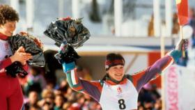 Blanca Fernández Ochoa en el podio durante las olimpiadas de Albertville