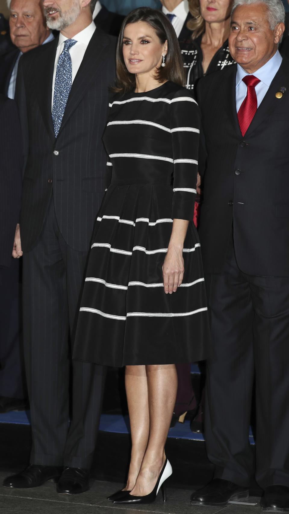 Letizia ha optado por el vestido de silueta maniquí de Carolina Herrera.