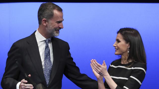 El rey Felipe con el galardón en la mano junto a la reina Letizia en el evento realizado por la Asociación Mundial de Juristas.