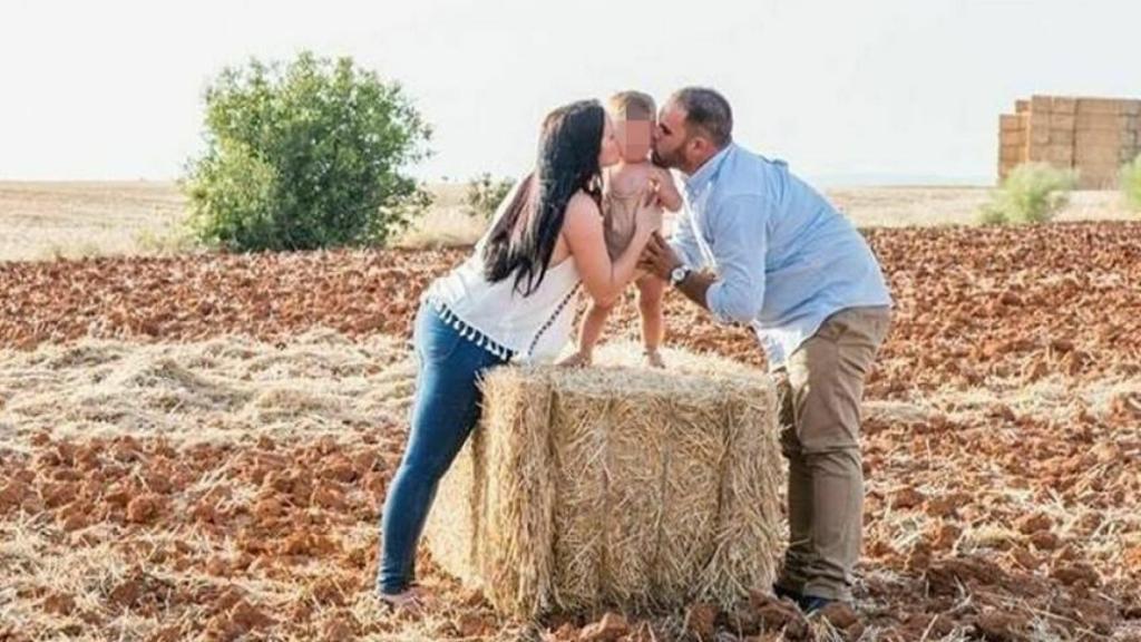 Los padres de Aitor junto al pequeño, fallecido a los cuatro años.