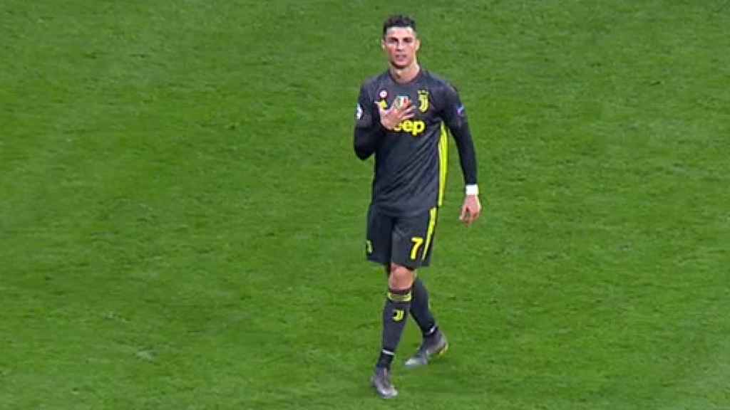 Cristiano Ronaldo señalando sus cinco Champions