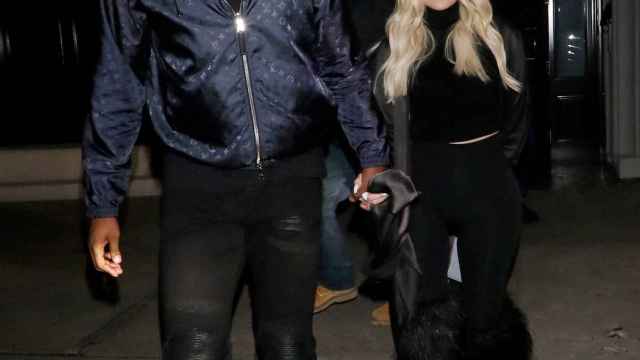 Tristan Thompson y Khloé Kardashian a la salida de un restaurante en Los Ángeles.