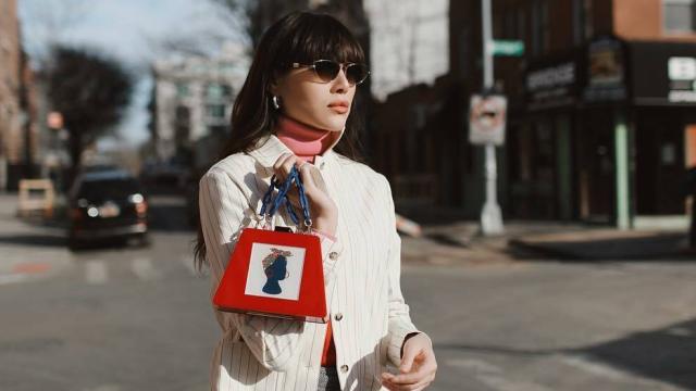 La modelo Natalie Off Duty con bolso de la firma LarAllan en Londres.