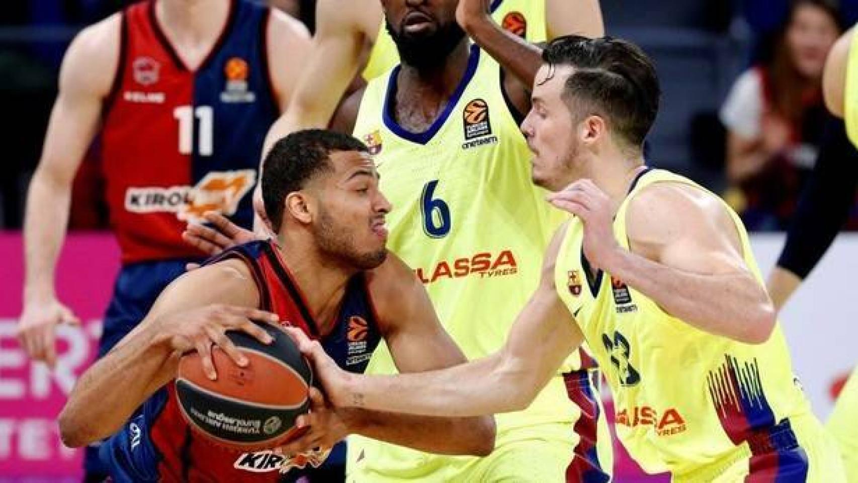 Heurtel defendiendo en un Barça - Baskonia