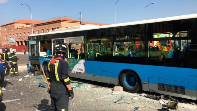 Autobús accidentado en la calle O'Donnell. Foto: Emergencias 112