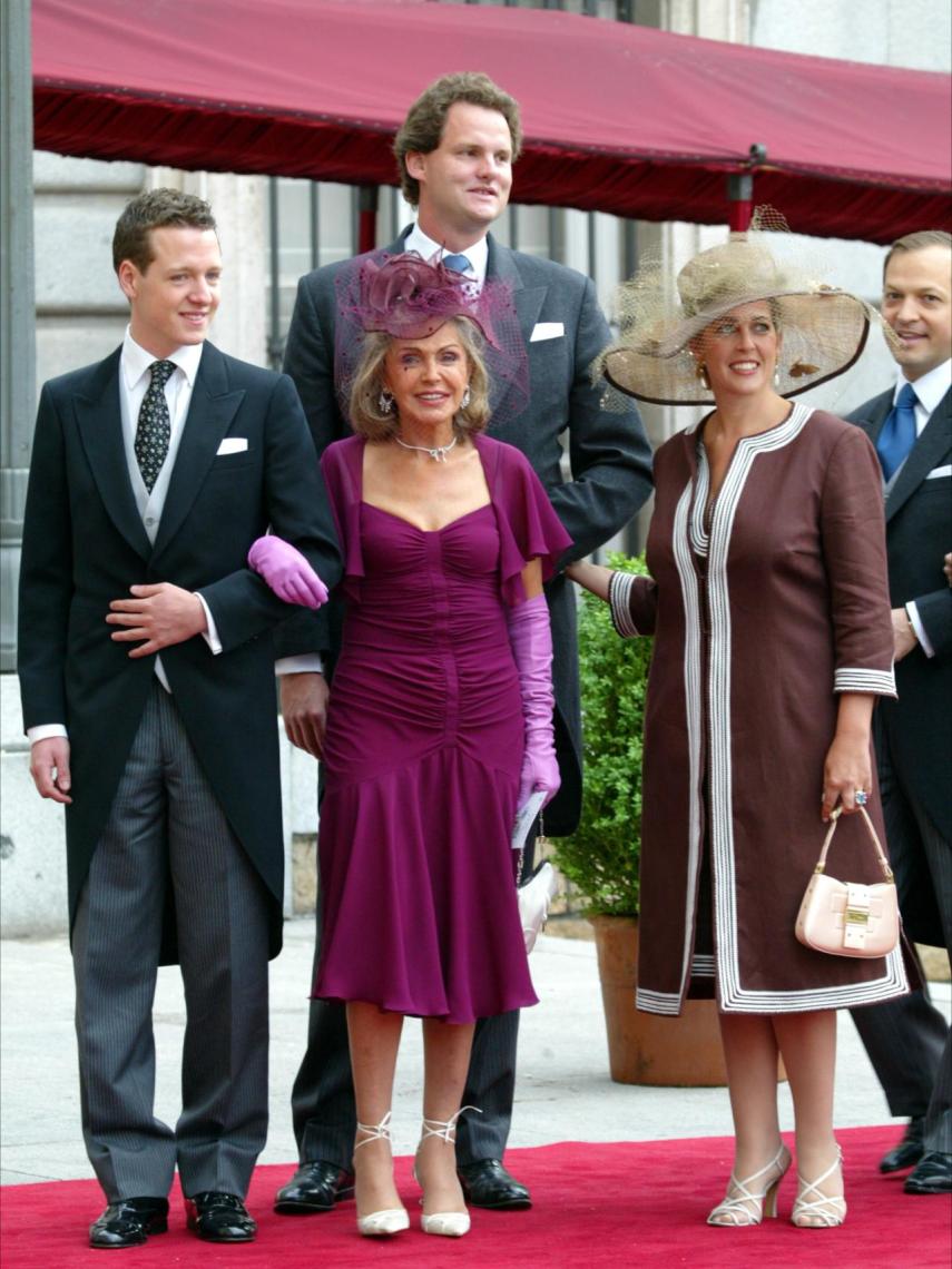 Beatriz de Orleans y su hija Clotilde en la boda de los reyes de España.