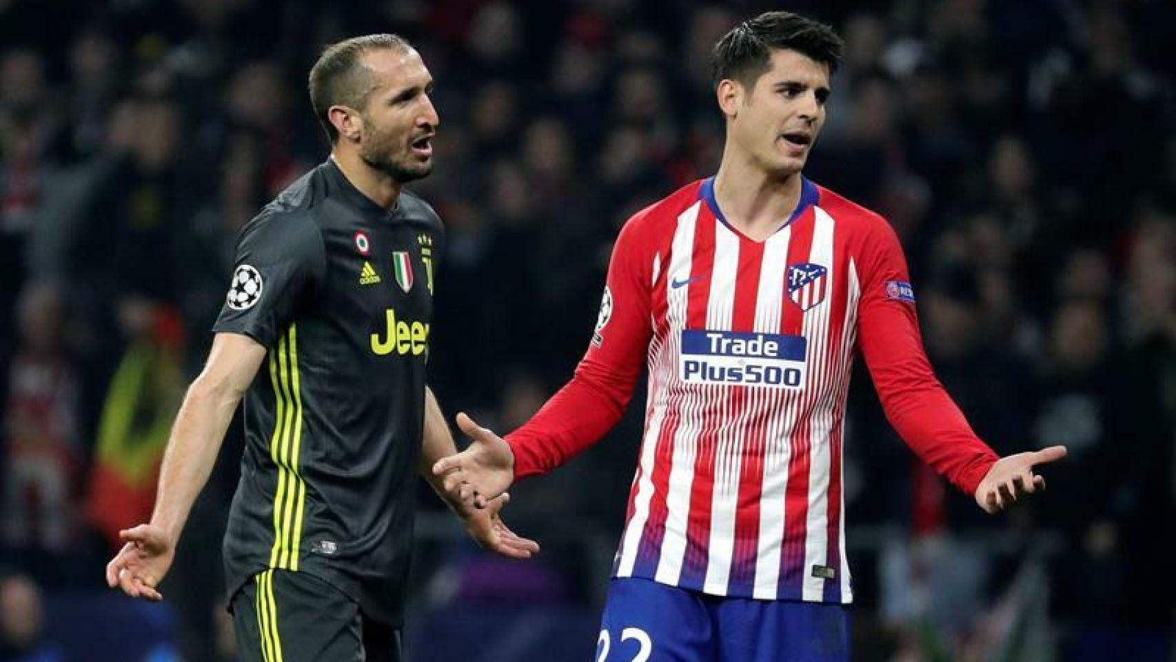 Álvaro Morata y Chiellini durante el partido de Champions en el Wanda Metropolitano