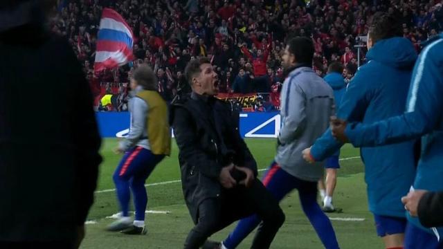 Simeone celebrando el gol de Giménez agarrándose el paquete.