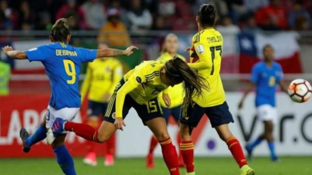 Isabella Echeverri disputando un encuentro con Colombia.