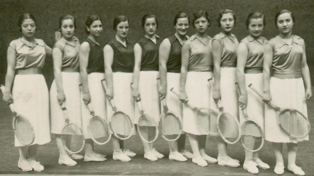 Image: Elene Lizarralde rescata la historia de las mujeres raquetistas en El silencio de Clara Lyndon