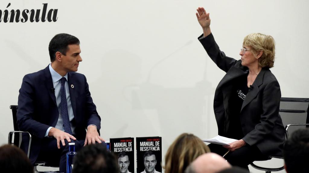 Pedro Sánchez y Mercedes Milá en la presentación de 'Manual de resistencia'.