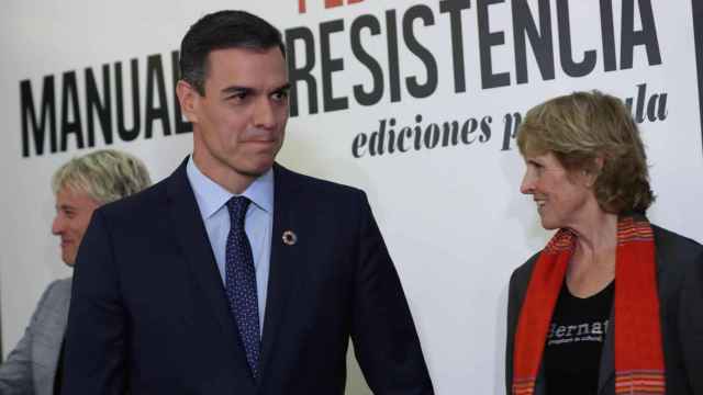 El presidente Pedro Sánchez, en febrero de 2019 junto a Mercedes Milá en el acto de presentación de su libro, 'Manual de resistencia'.
