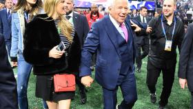 Robert Kraft, junto a su pareja Ricki Noel Lander en la Super Bowl 2019