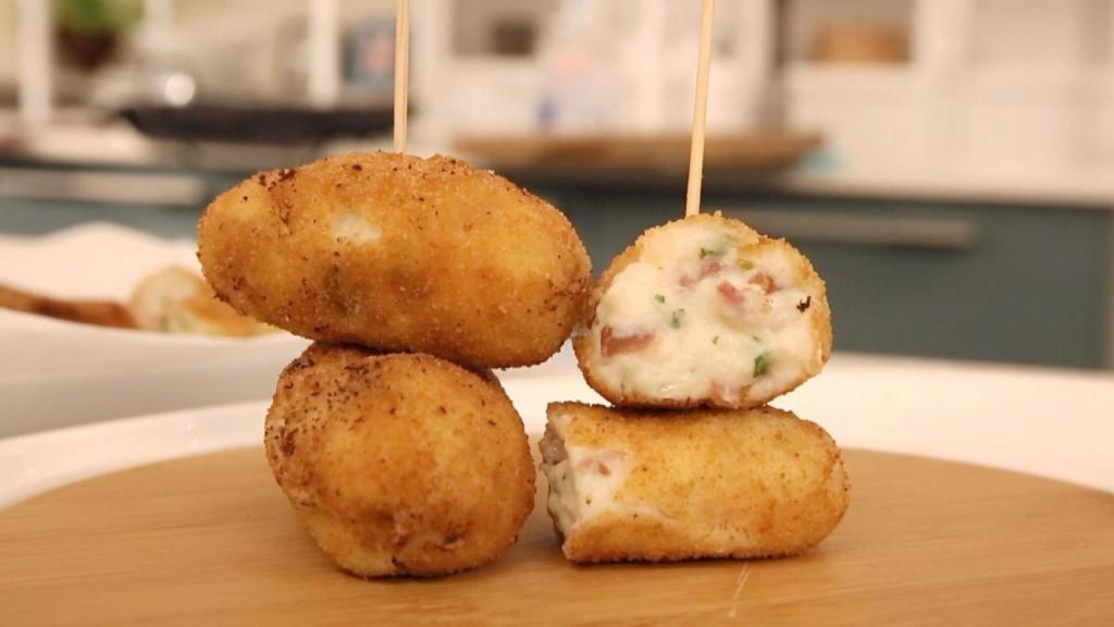 Croquetas de jamón expuestas en pinchos.