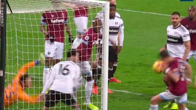 El gol de Chicharito con la mano. Foto: Twitter (@casadelfutbol)