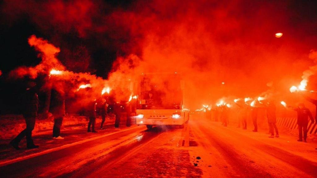 Los aficionados del Zenit reciben al autobús del equipo con bengalas