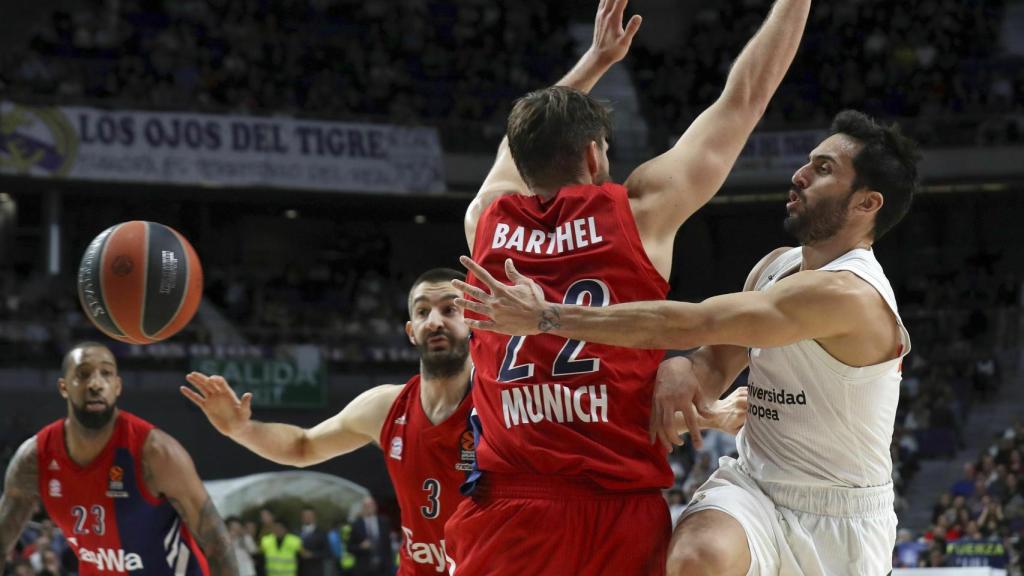 Campazzo filtra un pase entre la defensa alemana