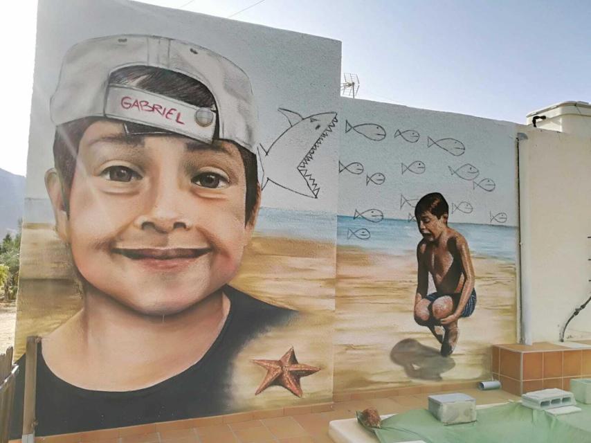 Imagen de Gabriel pintada por unos artistas en la pared lateral de la casa de su abuela en Las Hortichuelas (Níjar, Almería).