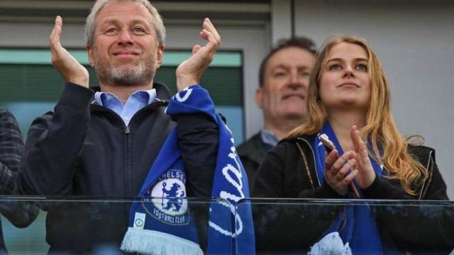 Abramovich y su hija en el palco de Stamford Bridge