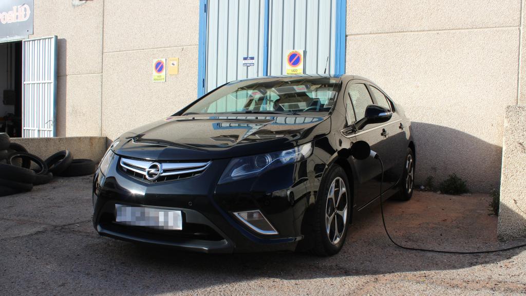 Frente y lateral del Opel Ampera