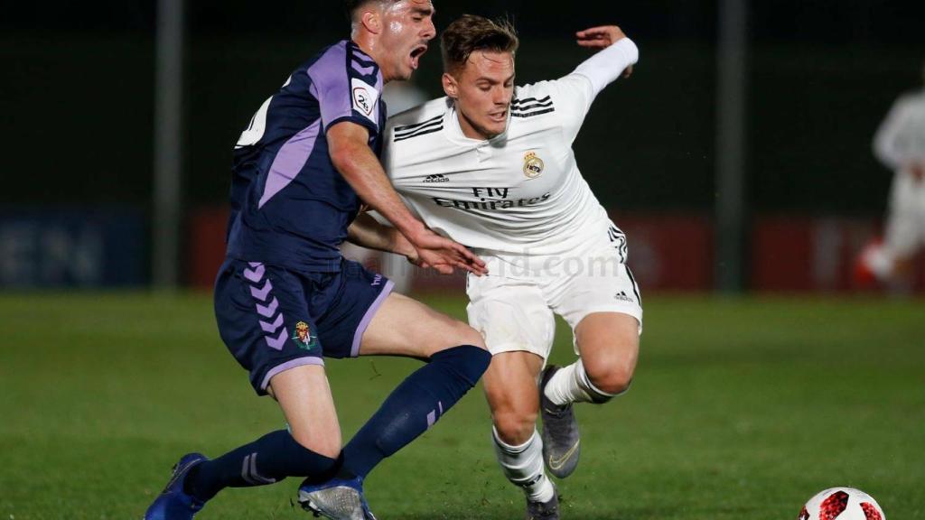 Dani Gómez pelea un balón ante un jugador del Valladolid B