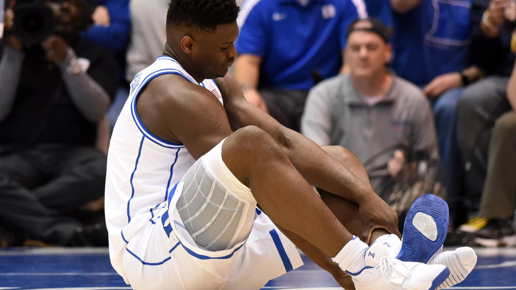 Zion Williamson se quita la zapatilla tras su lesión