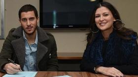 Hazard junto Marina Granovskaia. Foto: (Twitter: ChelseaFC)