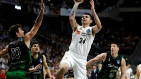 Deck lanza a canasta ante el Joventut