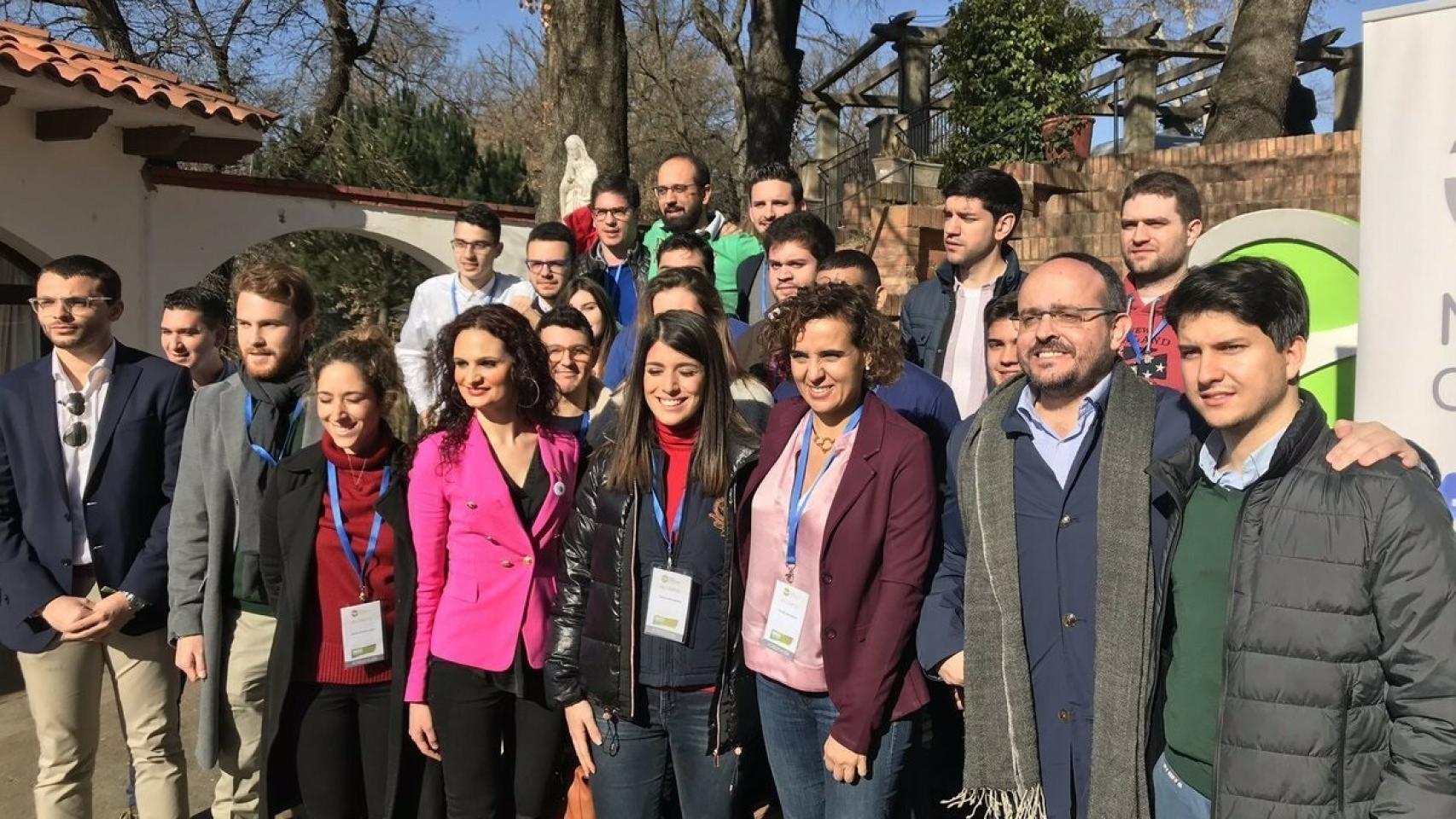 Alejandro Fernández junto a la diputada Dolors Montserrat y miembros de Nuevas Generaciones de Catalunya