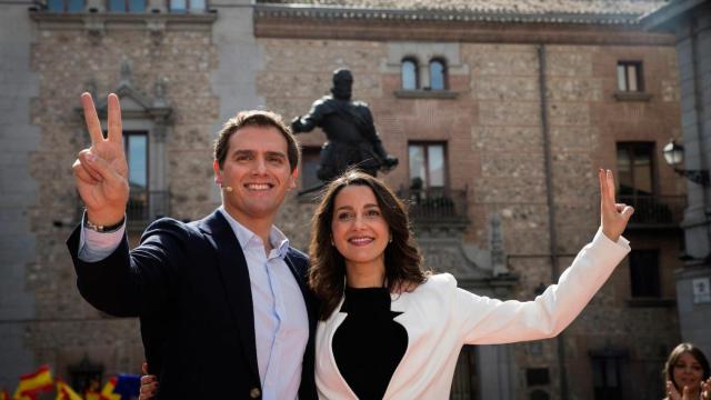 Albert Rivera e Inés Arrimadas, en la Plaza de la Villa de Madrid ante la estatua de Álvaro de Bazán.