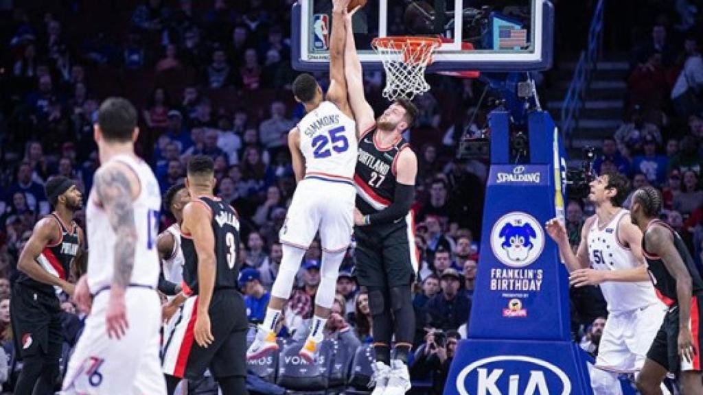 El tapón de Nurkic a Simmons. Foto: Instagram (@bosnianbeast27)