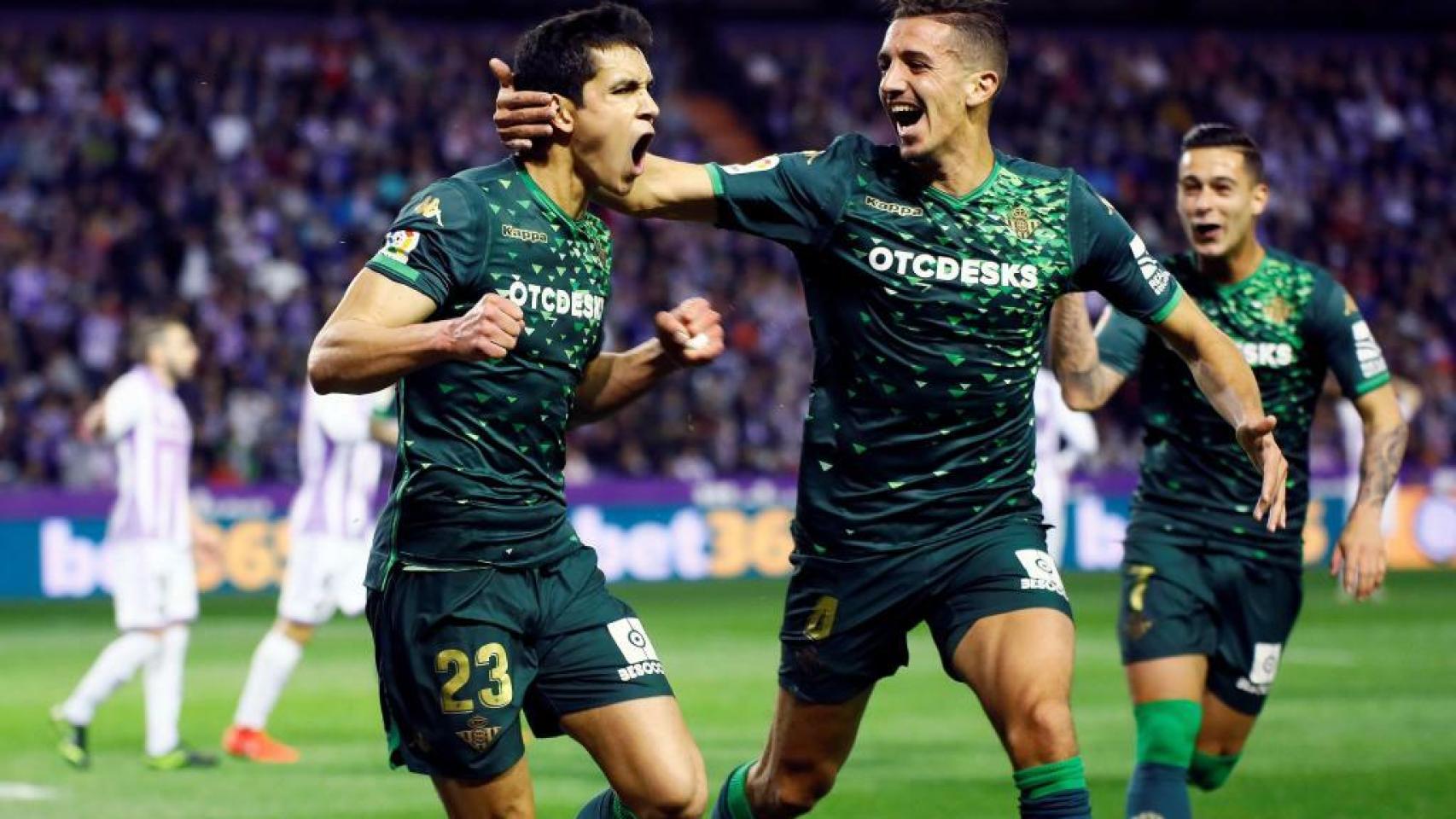 Mandi y Feddal celebran el primer gol del Betis ante el Valladolid en La Liga